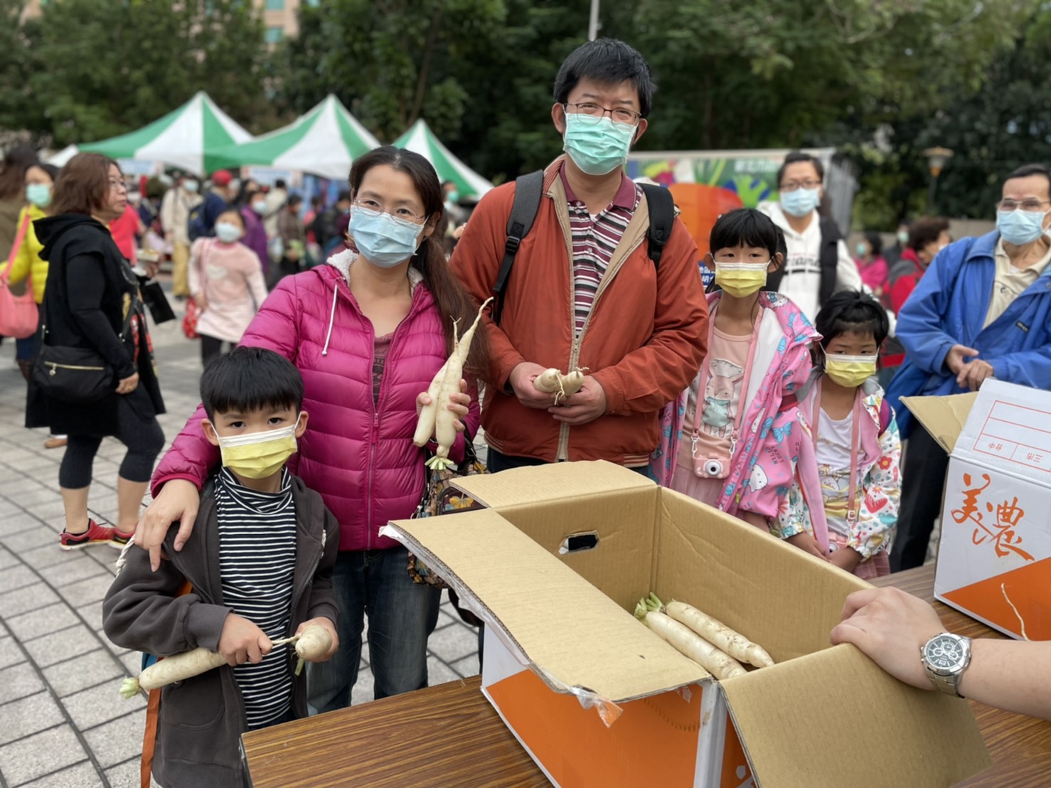 市民現場領取免費格外品白玉蘿蔔。 圖:新北市農業局提供 市民現場領取免費格外品白玉蘿蔔。 圖:新北市農業局提供