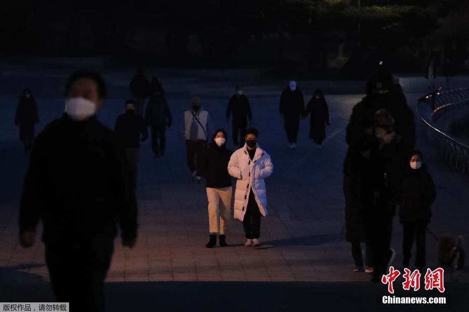 新冠肺炎 (武漢肺炎)肆虐,韓國人上街都戴口罩。 圖 : 翻攝自中新網 新冠肺炎 (武漢肺炎)肆虐,韓國人上街都戴口罩。 圖 : 翻攝自中新網