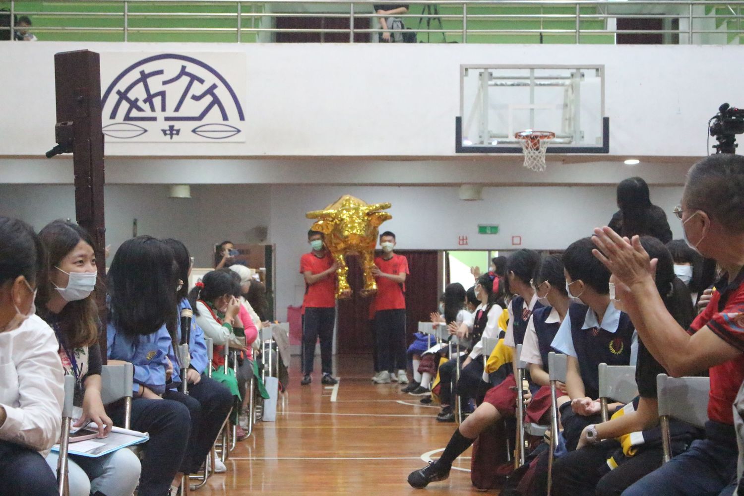 「南勢角學園音樂會」由象徵「金牛迎春、牛轉新機」的 1:1比例大小之金牛伴隨揭開序幕。 圖:竹林中學提供 「南勢角學園音樂會」由象徵「金牛迎春、牛轉新機」的 1:1比例大小之金牛伴隨揭開序幕。 圖:竹林中學提供