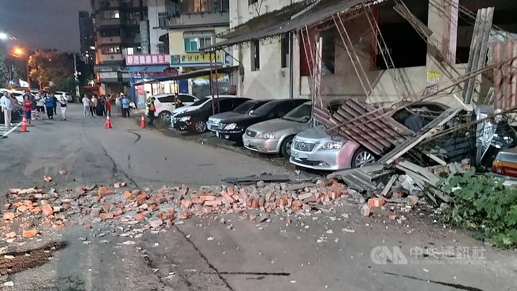 地牛翻身 竹市廢棄大樓鋼筋磚塊掉落多車遭殃