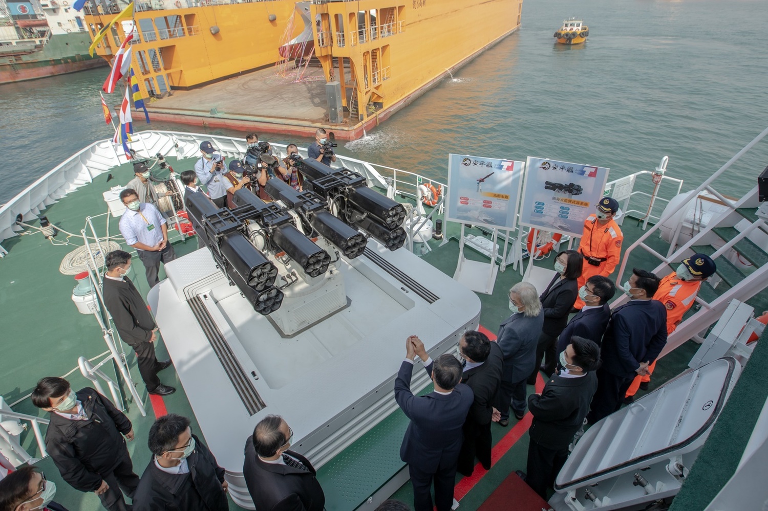 安平艦配備1門鎮海火箭彈武器系統 圖 : 總統府 / 提供 安平艦配備1門鎮海火箭彈武器系統 圖 : 總統府 / 提供