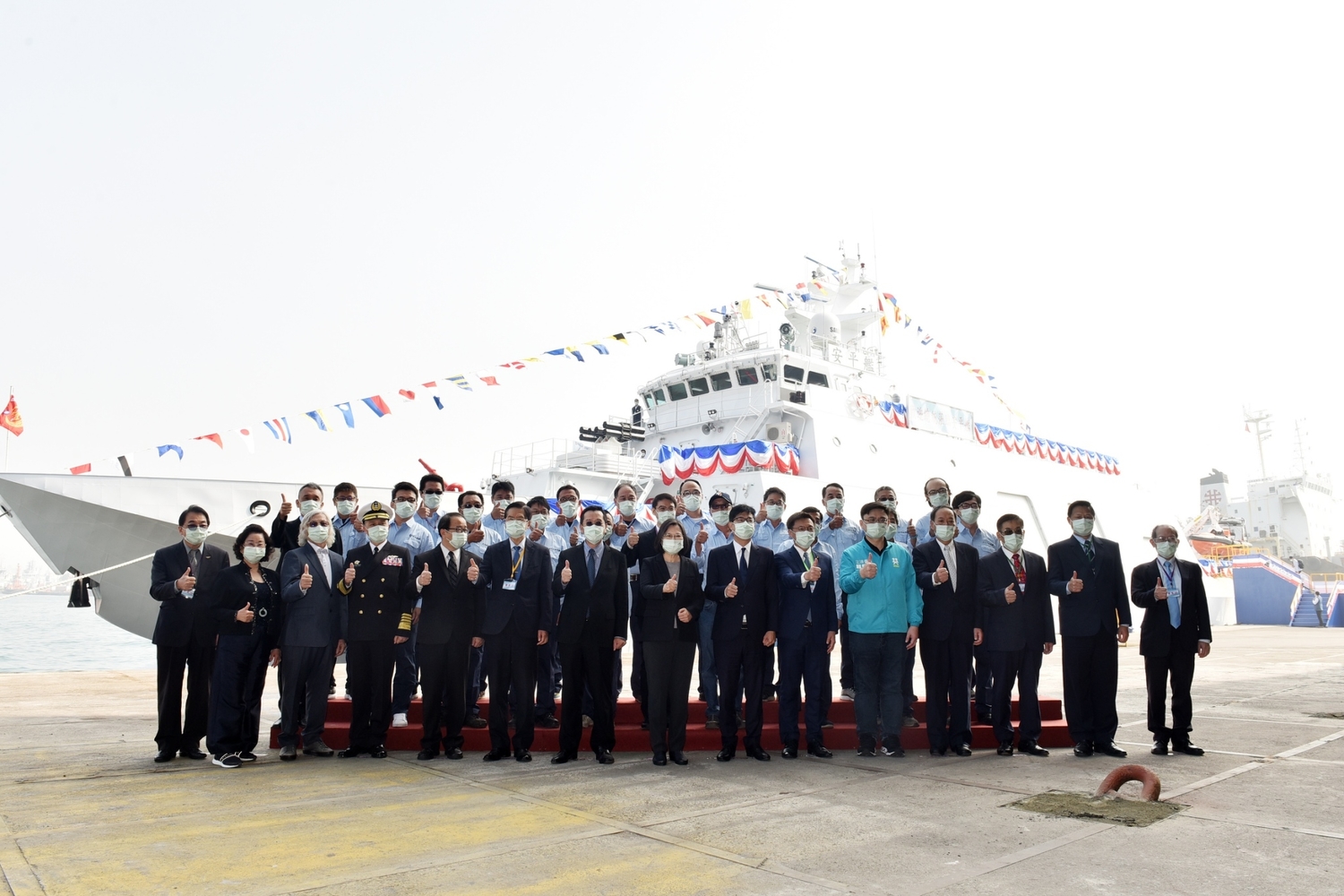 典禮結束後,蔡英文及陳其邁等人登上「安平艦」參觀,並在艦艇的左艦艏合影留念。 圖:高雄市政府/提供 典禮結束後,蔡英文及陳其邁等人登上「安平艦」參觀,並在艦艇的左艦艏合影留念。 圖:高雄市政府/提供