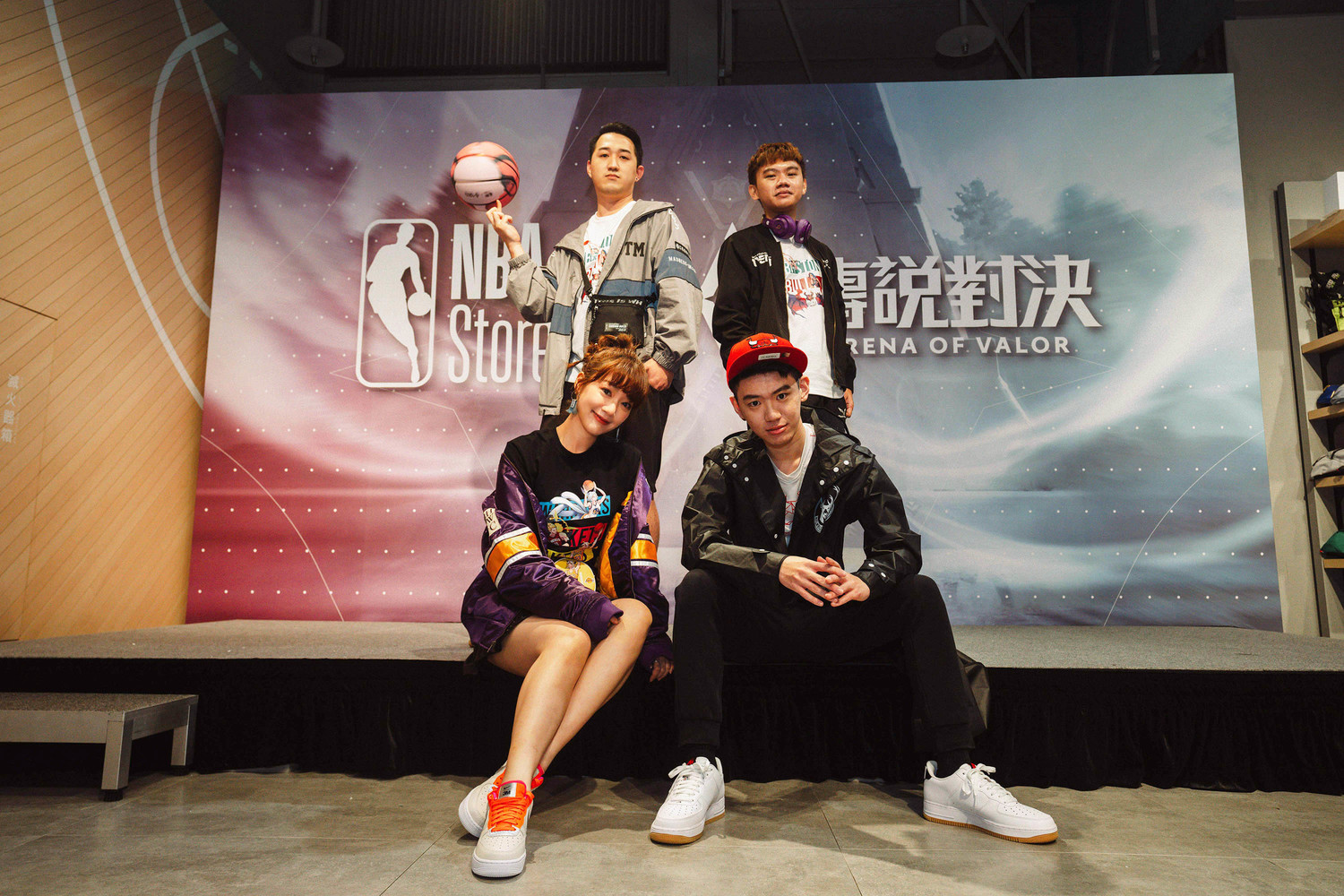 網紅甜心泱泱(左下)與三位來自GCS人氣職業戰隊代表:MAD Team隊長Yuzon(左上)、閃電狼職業電競隊的教練蘭特(右上)、Hong Kong Attitude凱薩路的Outcast(右下),以資深傳說對決玩家身分展現潮流穿搭 圖:Garena/提供 網紅甜心泱泱(左下)與三位來自GCS人氣職業戰隊代表:MAD Team隊長Yuzon(左上)、閃電狼職業電競隊的教練蘭特(右上)、Hong Kong Attitude凱薩路的Outcast(右下),以資深傳說對決玩家身分展現潮流穿搭 圖:Garena/提供