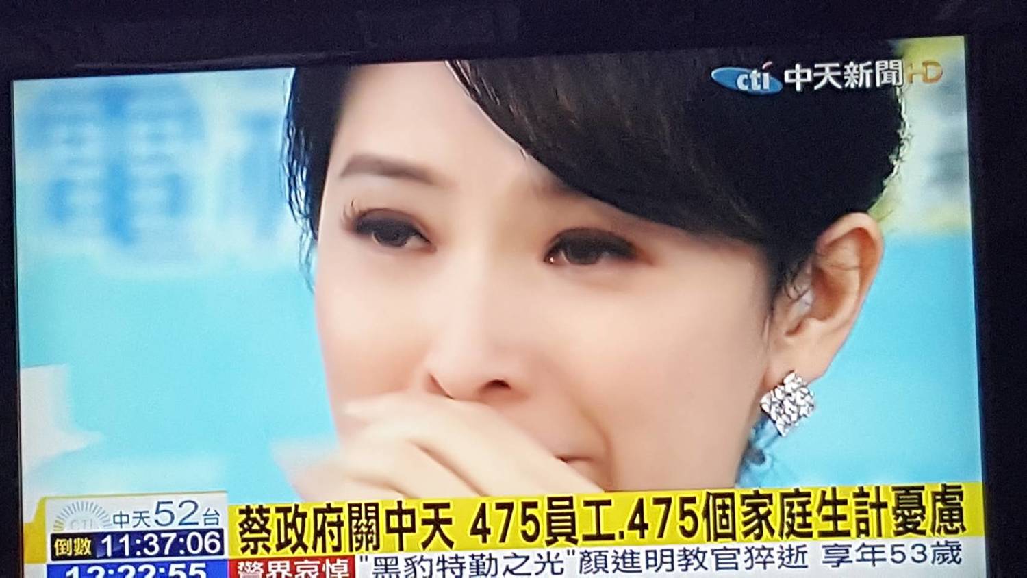 關台倒數4小時!  上百民眾擠爆電視台外  不捨高喊:中天加油