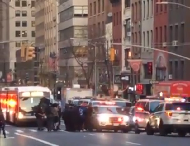 纽约传出一辆汽车冲向抗议群众，造成至少有6人受伤。   图/翻摄自推特(photo:NewTalk)