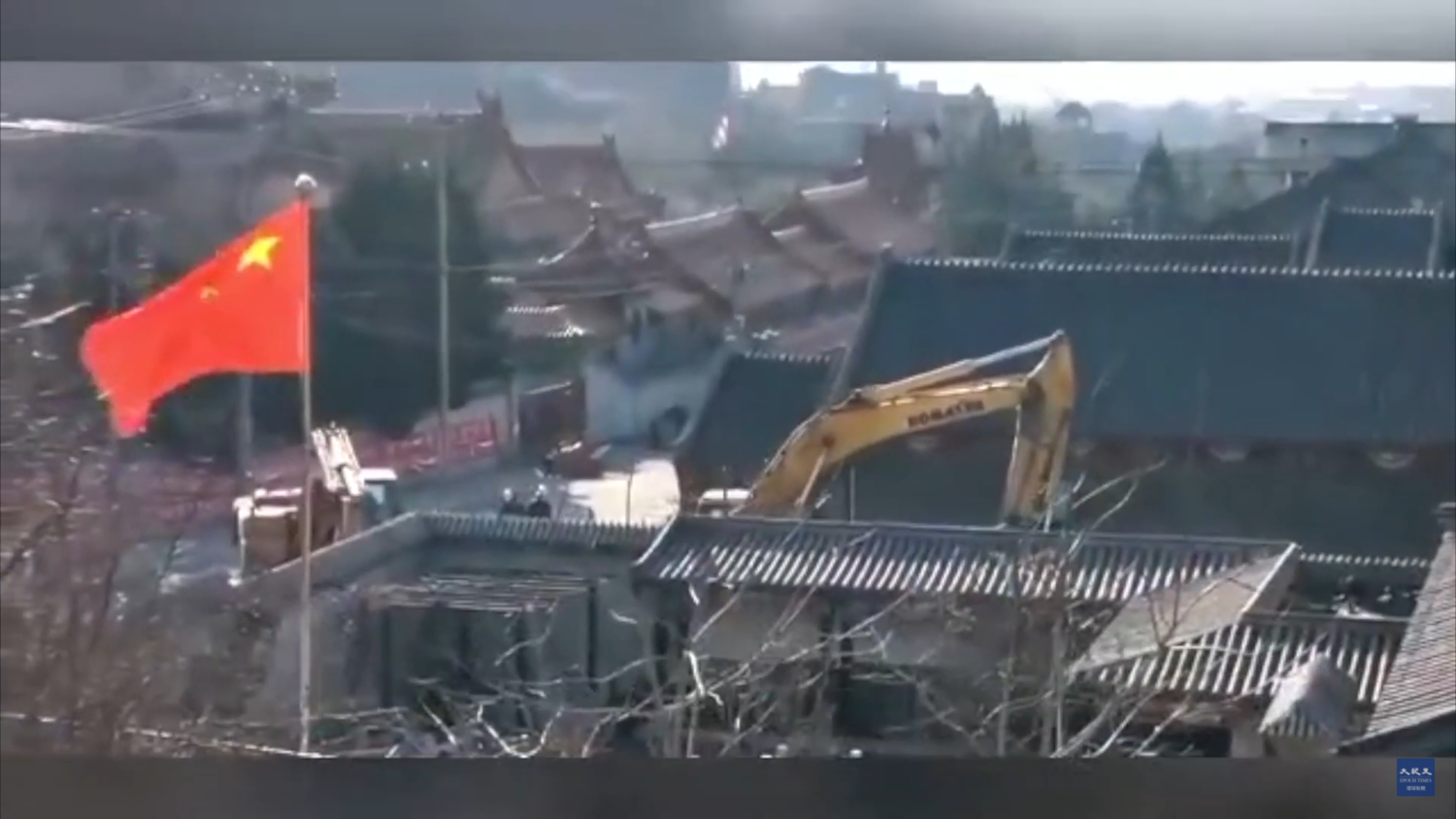怪手在1000多名警察帮忙开道下，开进北京昌平区香堂文化村进行强拆作业。   图：翻摄自大纪元Youtube(photo:NewTalk)