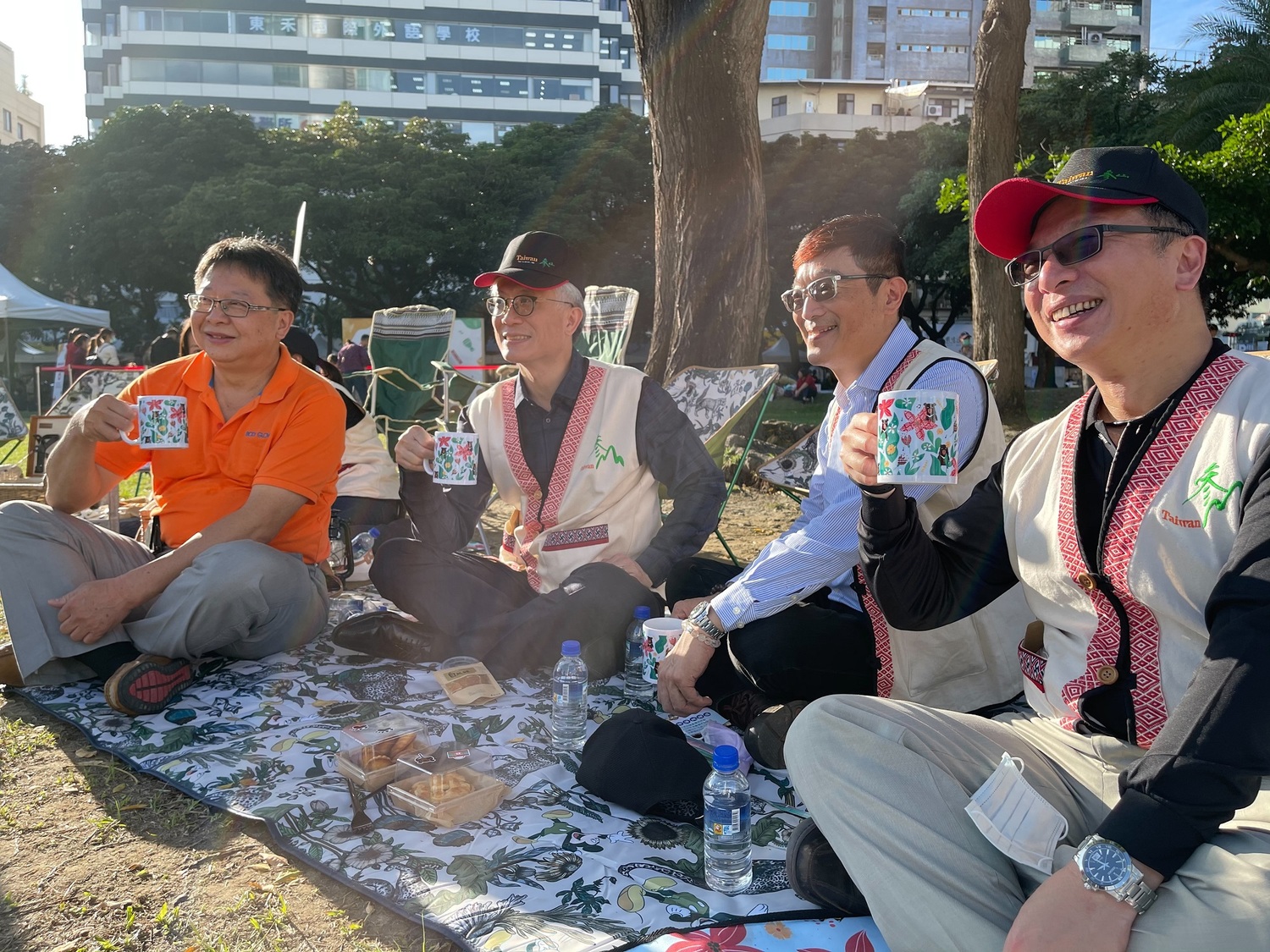 長官們與市民一同席地而坐欣賞精彩演出。 圖 : 參山處/提供 長官們與市民一同席地而坐欣賞精彩演出。 圖 : 參山處/提供