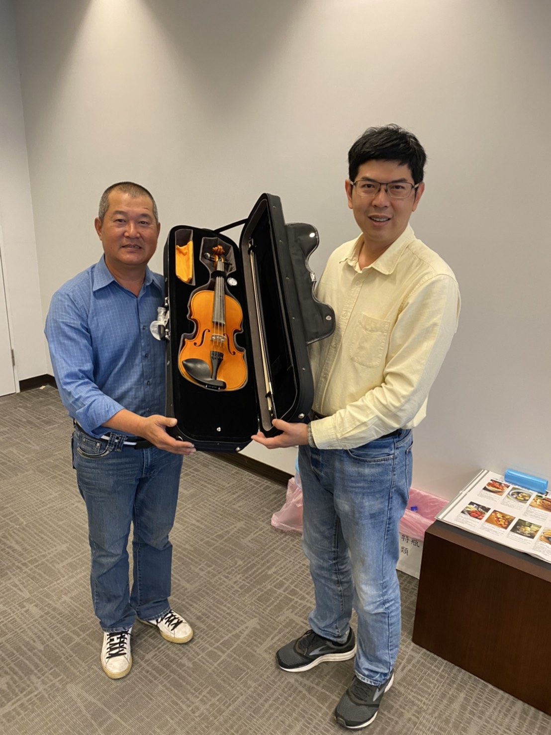 周永鴻將王世堅出借的小提琴交給羅父。 周永鴻/提供 周永鴻將王世堅出借的小提琴交給羅父。 周永鴻/提供
