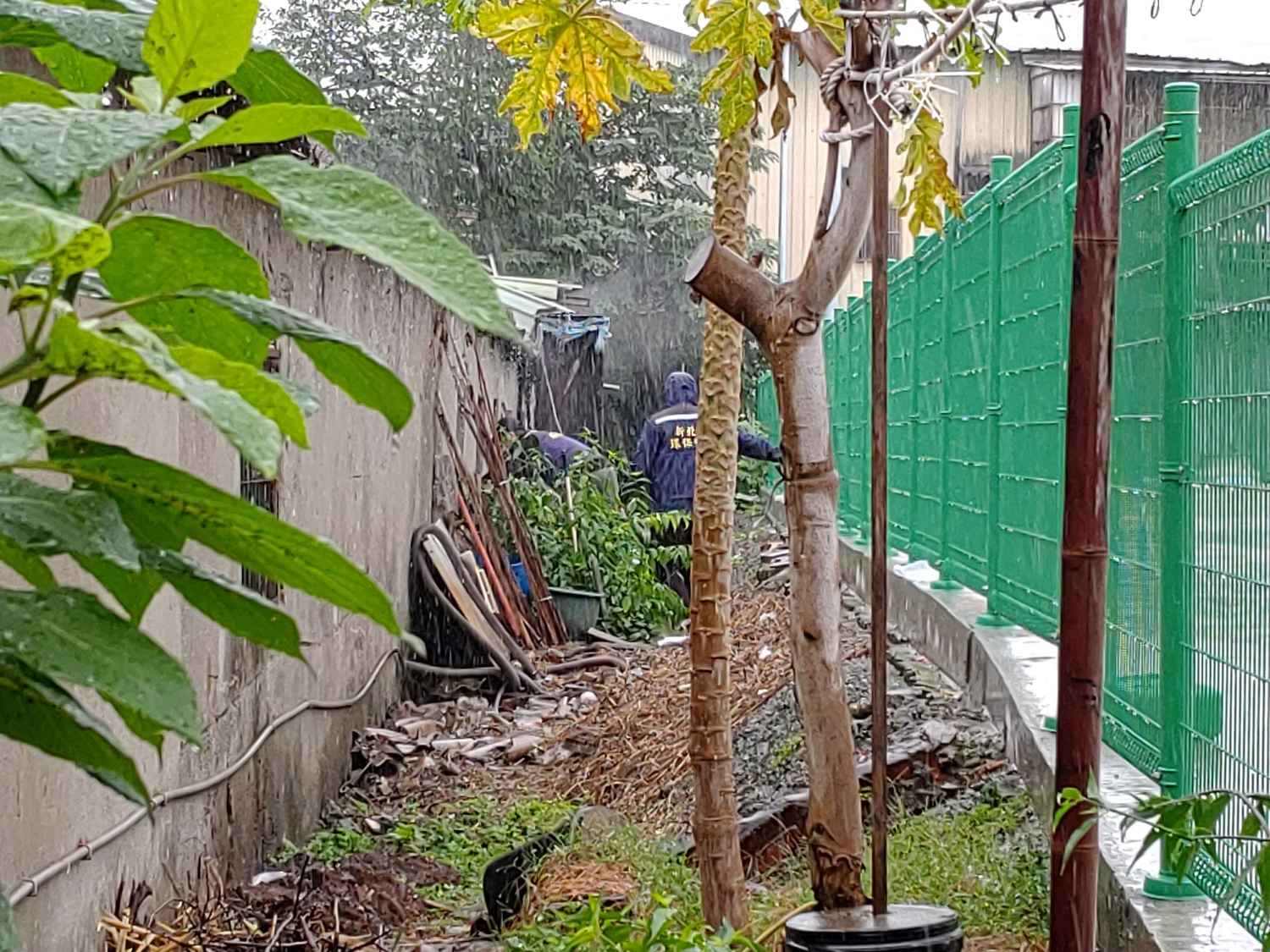 新北市環保稽查員冒雨追查線索,發現可疑處,進入污染源工廠稽查。 圖:新北市環保局提供 新北市環保稽查員冒雨追查線索,發現可疑處,進入污染源工廠稽查。 圖:新北市環保局提供