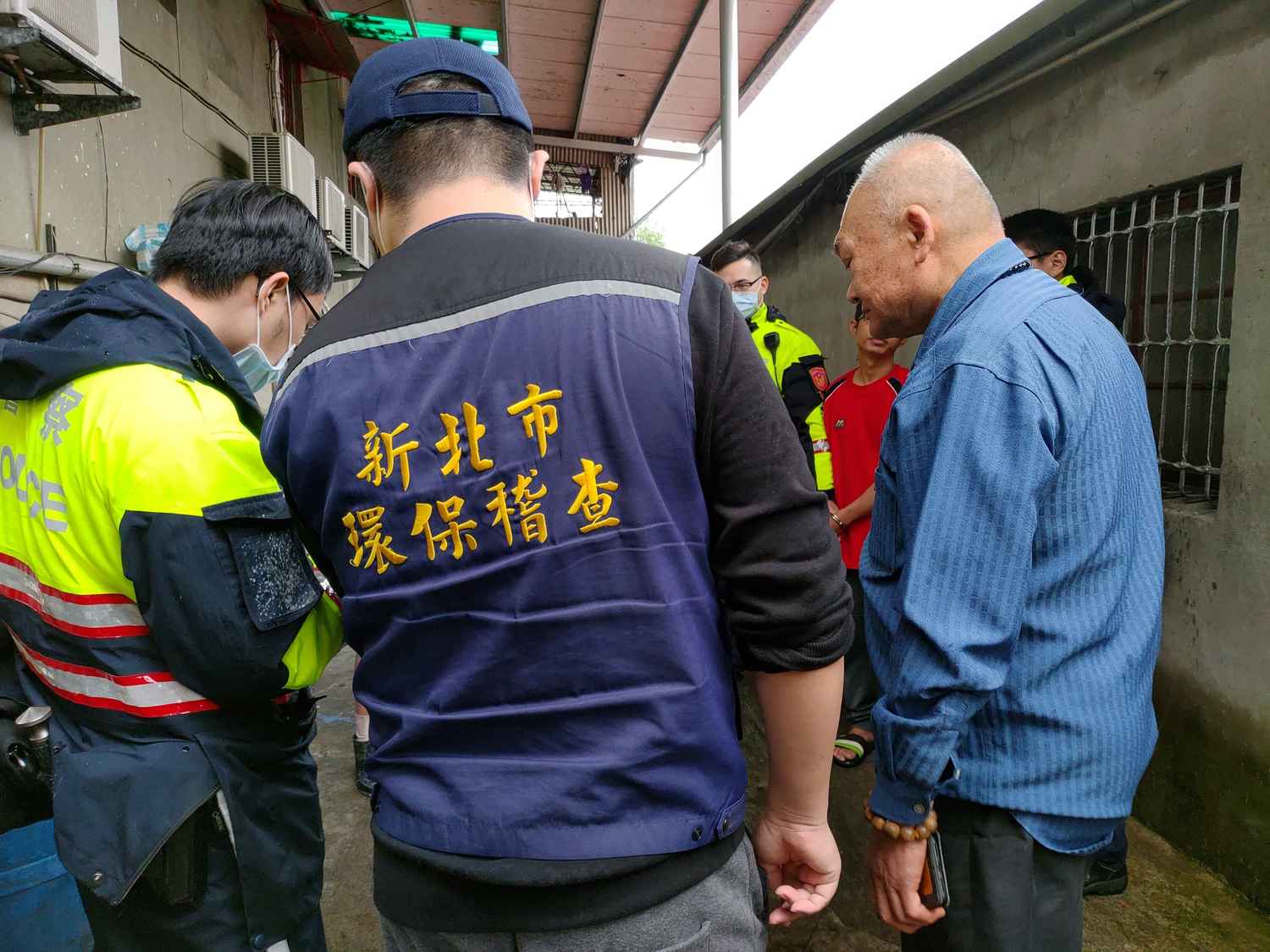 新北市環保稽查員稽查時會同警察盤問業者。 圖:新北市環保局提供 新北市環保稽查員稽查時會同警察盤問業者。 圖:新北市環保局提供
