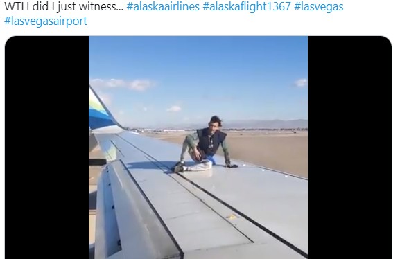 阿拉斯加航空第1367航班班机起飞前一刻，机上乘客发现机翼上出现1名男子。   图：翻摄推特(photo:NewTalk)