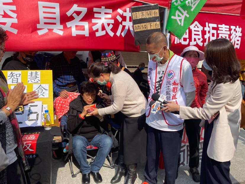 前立委沈智慧(中坐者)抗議萊豬進口,展開絕食抗議,花蓮縣長徐榛蔚(右三)等人探視。 圖:翻攝自沈智慧臉書 前立委沈智慧(中坐者)抗議萊豬進口,展開絕食抗議,花蓮縣長徐榛蔚(右三)等人探視。 圖:翻攝自沈智慧臉書