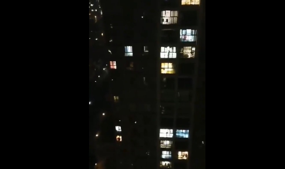 成都郫都区1个社区被封锁，居民入夜后透过在家中阳台、窗户互相高歌为彼此打气。   图：翻摄推特(photo:NewTalk)