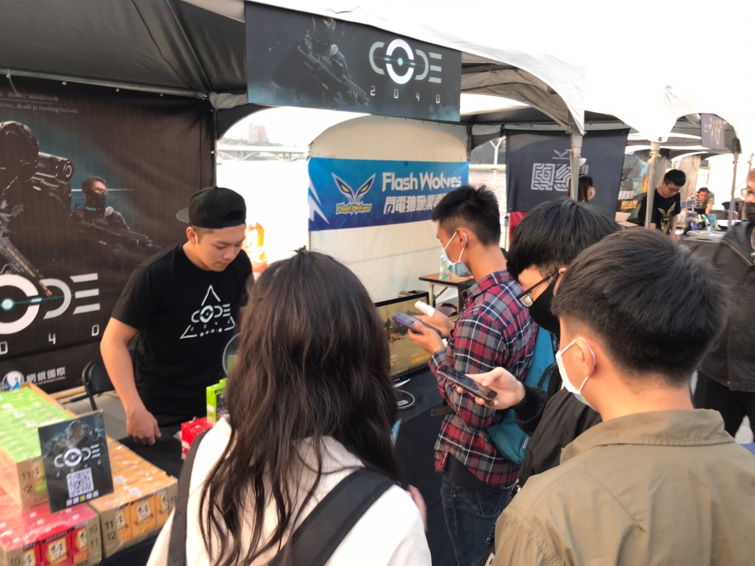《CODE2040》參與市集擺攤,按讚就送飲料,為遊戲上線做預熱。 圖:網銀國際/提供 《CODE2040》參與市集擺攤,按讚就送飲料,為遊戲上線做預熱。 圖:網銀國際/提供