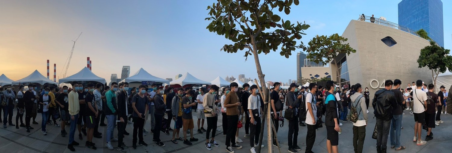電狼娛樂人氣大爆棚!會後開放粉絲合照隊伍大排長龍。 圖:網銀國際/提供 電狼娛樂人氣大爆棚!會後開放粉絲合照隊伍大排長龍。 圖:網銀國際/提供