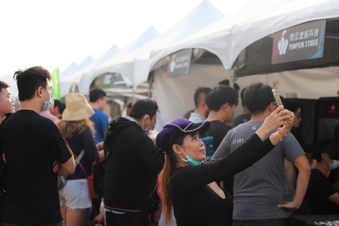 戶外市集吸引大批民眾前往拍照並體驗最新的科技設備 圖:TESL/提供 戶外市集吸引大批民眾前往拍照並體驗最新的科技設備 圖:TESL/提供