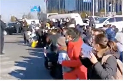 中國玖富集團旗下的悟空公司近日遭投資人指控詐欺,有高達4000名受害者連日在北京玖富公司外進行抗議。 圖:翻攝自微博 中國玖富集團旗下的悟空公司近日遭投資人指控詐欺,有高達4000名受害者連日在北京玖富公司外進行抗議。 圖:翻攝自微博