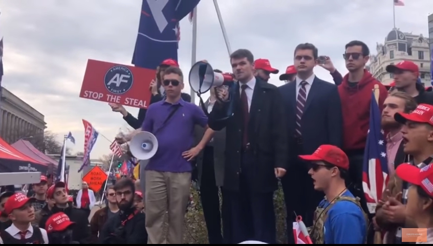 保守派政治名嘴尼克·福恩特斯(Nick Fuentes)竟在台上大喊:「摧毀共和黨!(Destroy the GOP!)」 圖 : 翻攝自影片截圖 保守派政治名嘴尼克·福恩特斯(Nick Fuentes)竟在台上大喊:「摧毀共和黨!(Destroy the GOP!)」 圖 : 翻攝自影片截圖
