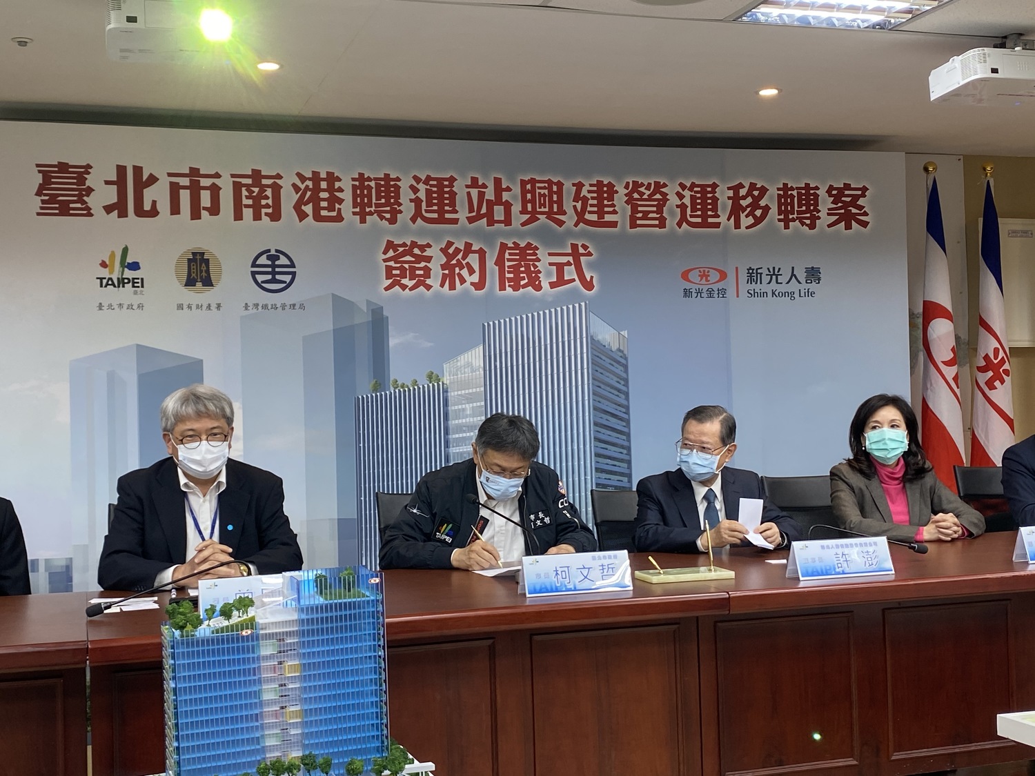 南港轉運站BOT案今日簽約。 圖:周煊惠 / 攝 南港轉運站BOT案今日簽約。 圖:周煊惠 / 攝