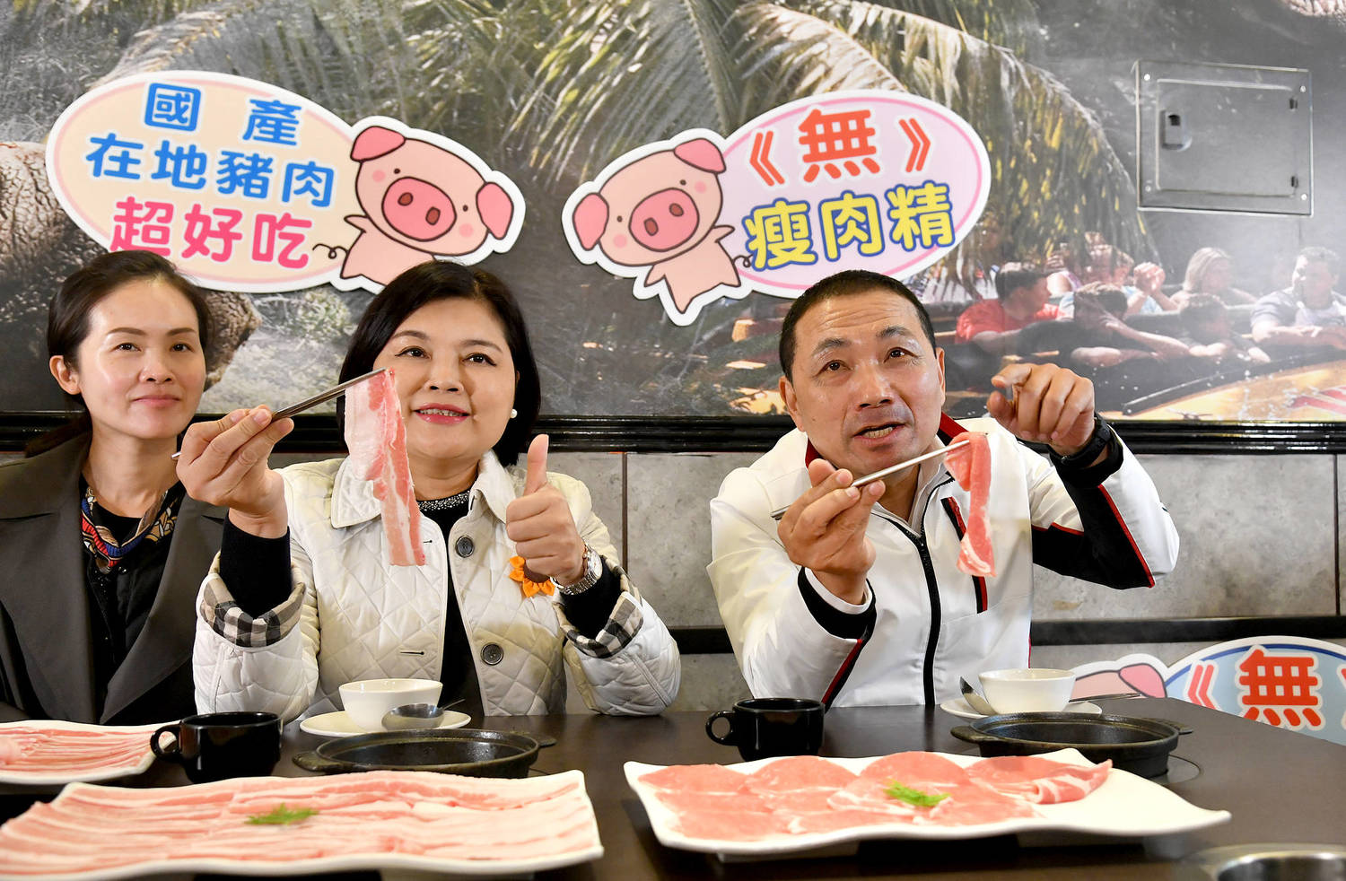 侯友宜、張麗善鼓勵民眾認清標示,選用國產豬肉,品嘗安心好滋味。 圖:新北市新聞局提供 侯友宜、張麗善鼓勵民眾認清標示,選用國產豬肉,品嘗安心好滋味。 圖:新北市新聞局提供