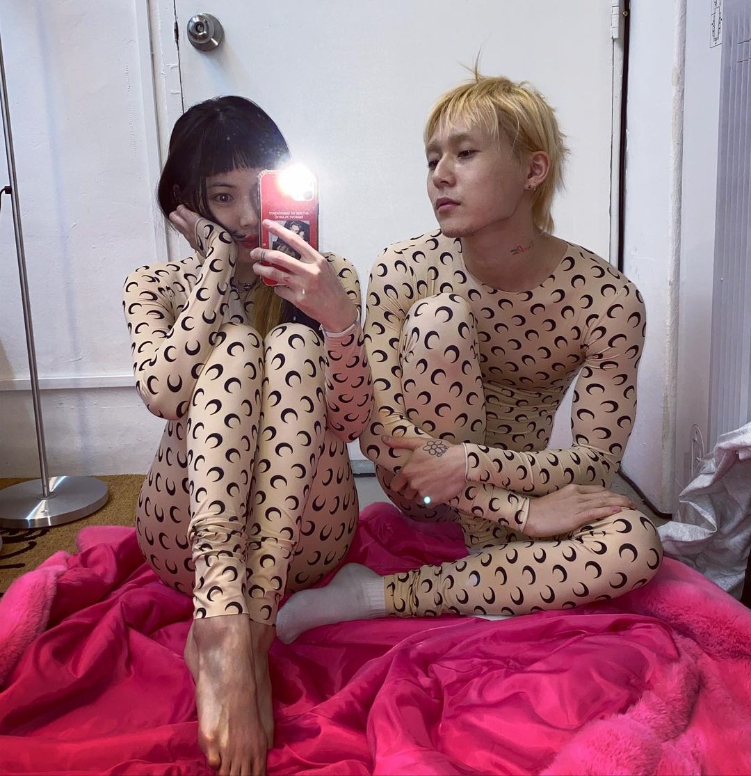 嚇！泫雅和男友穿「肉色緊身情侶裝」 粉：真心不懂這時尚