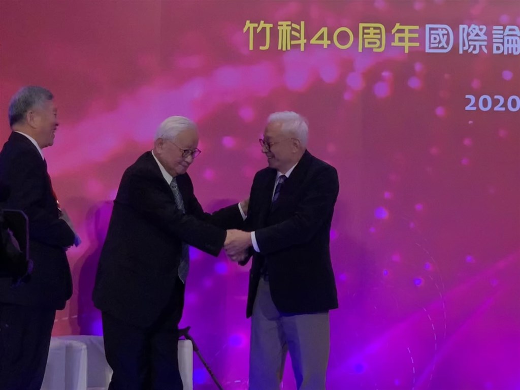 竹科40週年 張忠謀曹興誠同台握手破冰