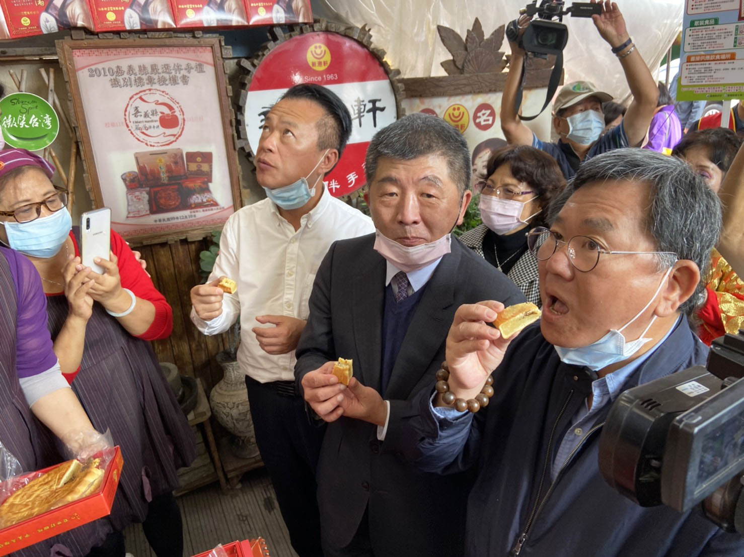 新港奉天宮視察豬肉標示  阿中部長偷閒吃喜餅！