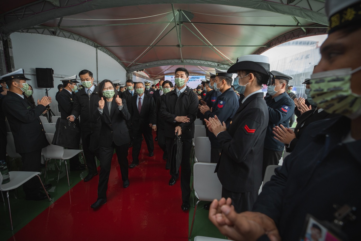 總統蔡英文昨(15)日赴宜蘭龍德造船廠,出席「高效能艦艇後續艦首艦命名、下水暨快速布雷艇首艇交艇典禮。」 圖/蔡英文臉書 總統蔡英文昨(15)日赴宜蘭龍德造船廠,出席「高效能艦艇後續艦首艦命名、下水暨快速布雷艇首艇交艇典禮。」 圖/蔡英文臉書