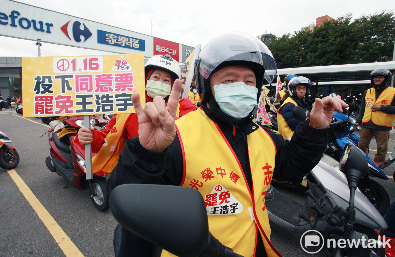 罷王支持者自發性組車隊深入中壢區鄰里宣傳罷王活動。 圖:林昀真/攝 罷王支持者自發性組車隊深入中壢區鄰里宣傳罷王活動。 圖:林昀真/攝
