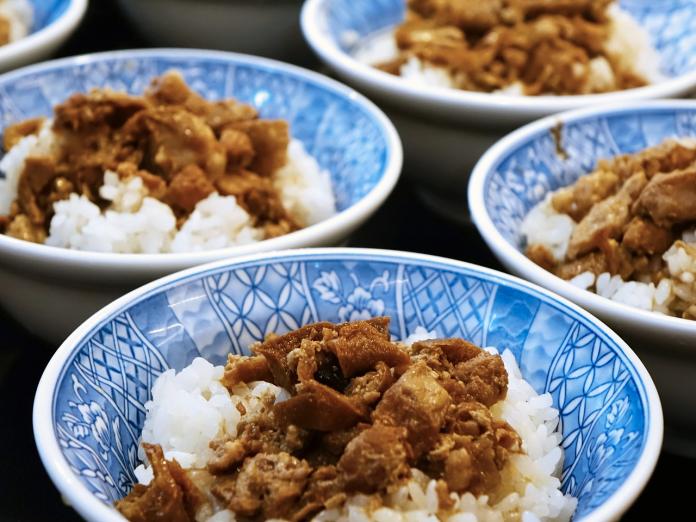 他買滷肉飯加10元飯！打開卻超無言