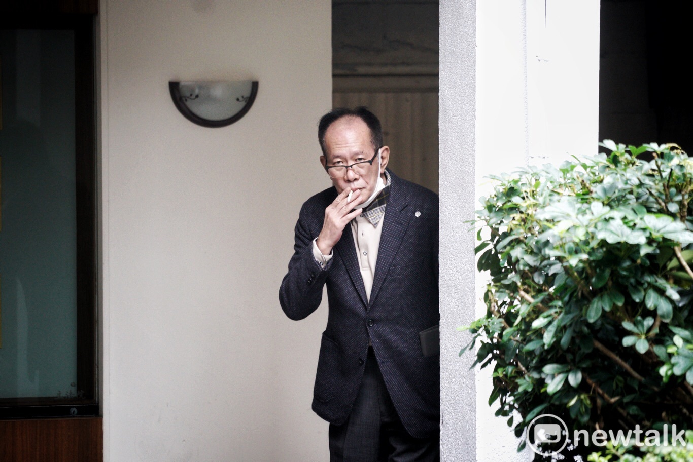 獨家直擊》陳超明現身立院院區和友人交談抽菸 見媒體拍攝流露驚訝眼神