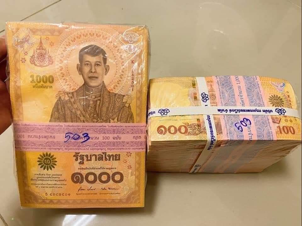 泰国推出纪念新钞，其中千元纸钞尺寸超大，在网路引起热议。   图：翻摄自โรซี่อาร์เลิฟซิคแฮงค์คึ推特(photo:NewTalk)