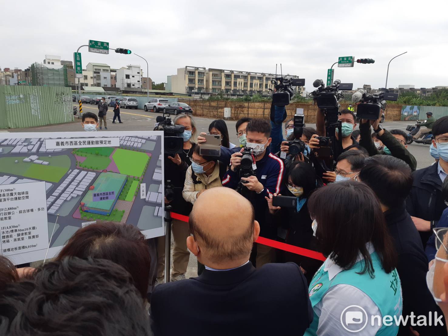 行政院長蘇貞昌聽取簡報,他的「電火球」成亮點,右前方空地為嘉義市西區全民運動館預定地。 圖:蔡坤龍/攝 行政院長蘇貞昌聽取簡報,他的「電火球」成亮點,右前方空地為嘉義市西區全民運動館預定地。 圖:蔡坤龍/攝
