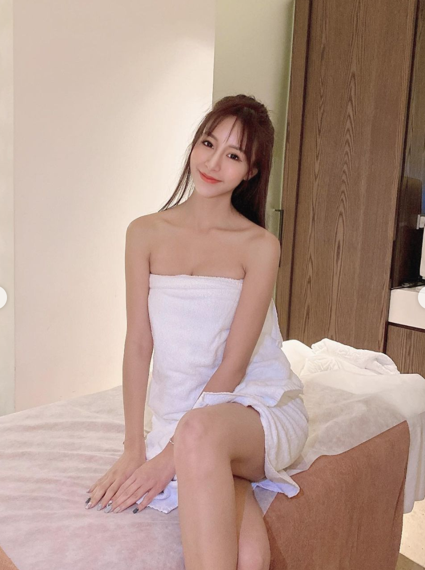 「最美空姐」浴巾裹體！Rita美腿香肩大放送