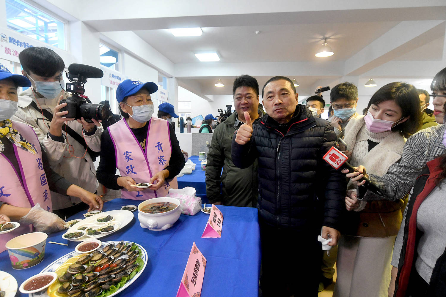 侯友宜市長化身推廣大使,直呼「貢寮鮑尚新鮮,鮑你好吃!」 圖:新北市新聞局提供 侯友宜市長化身推廣大使,直呼「貢寮鮑尚新鮮,鮑你好吃!」 圖:新北市新聞局提供