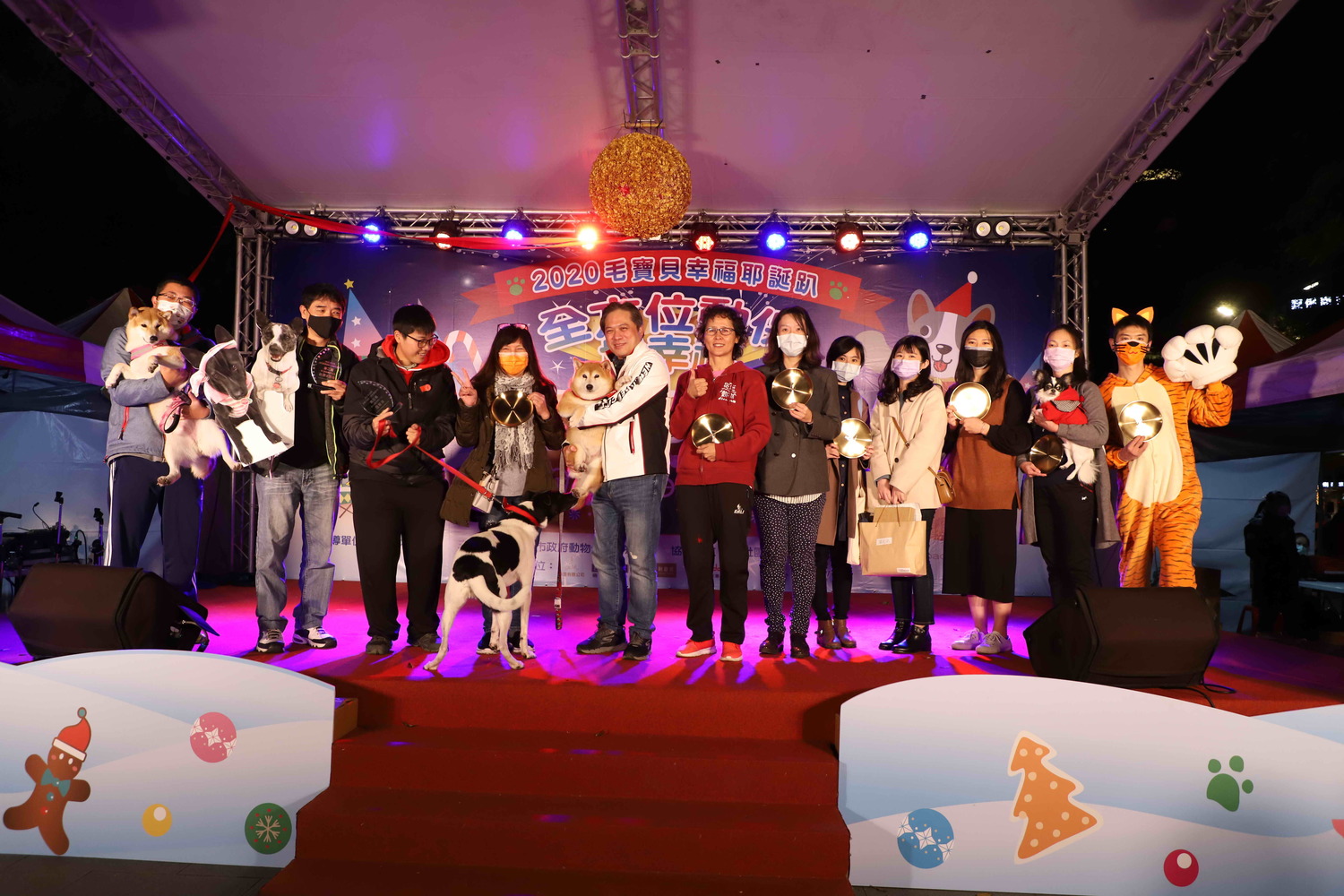 副市長吳明機頒獎給校園犬得獎學校,眾人開心合影。 圖:新北市動保處提供 副市長吳明機頒獎給校園犬得獎學校,眾人開心合影。 圖:新北市動保處提供