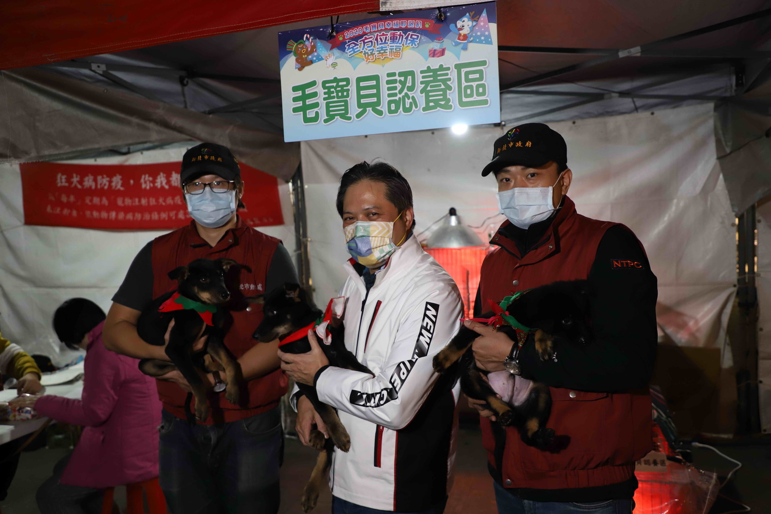 副市長吳明機與認養區等待被認養的狗狗合照。 圖:新北市動保處提供 副市長吳明機與認養區等待被認養的狗狗合照。 圖:新北市動保處提供