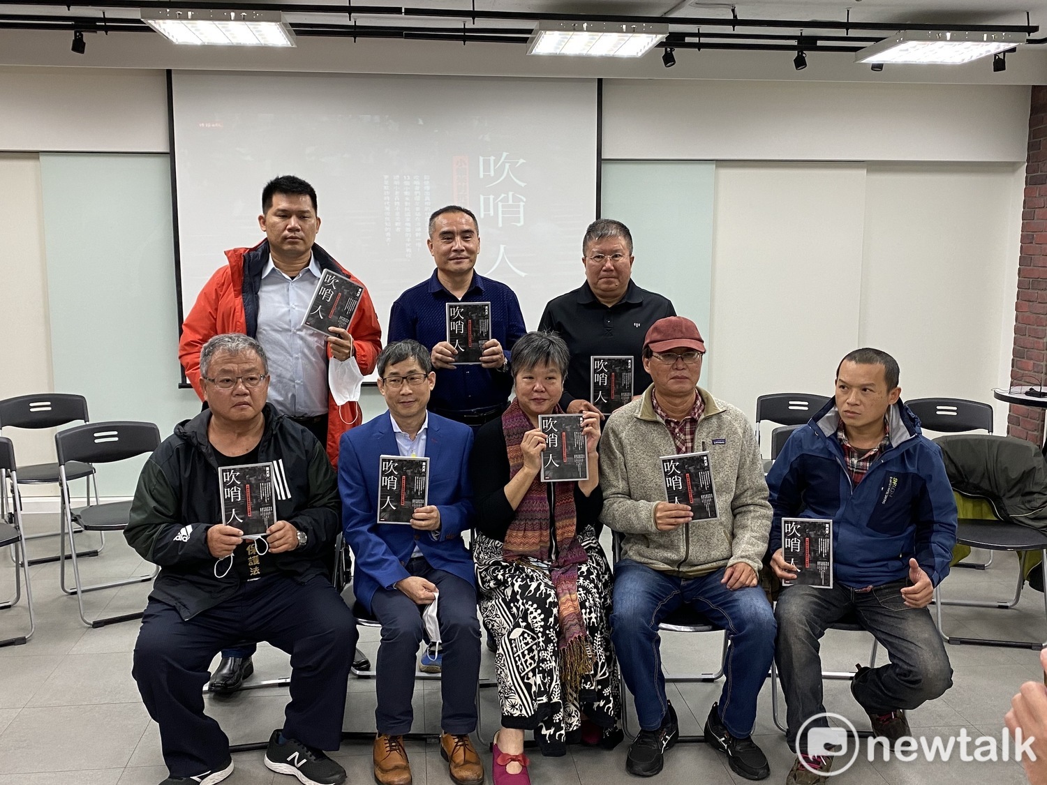 資深媒體人黃光芹與6位吹哨人合影。 圖:周煊惠/攝 資深媒體人黃光芹與6位吹哨人合影。 圖:周煊惠/攝