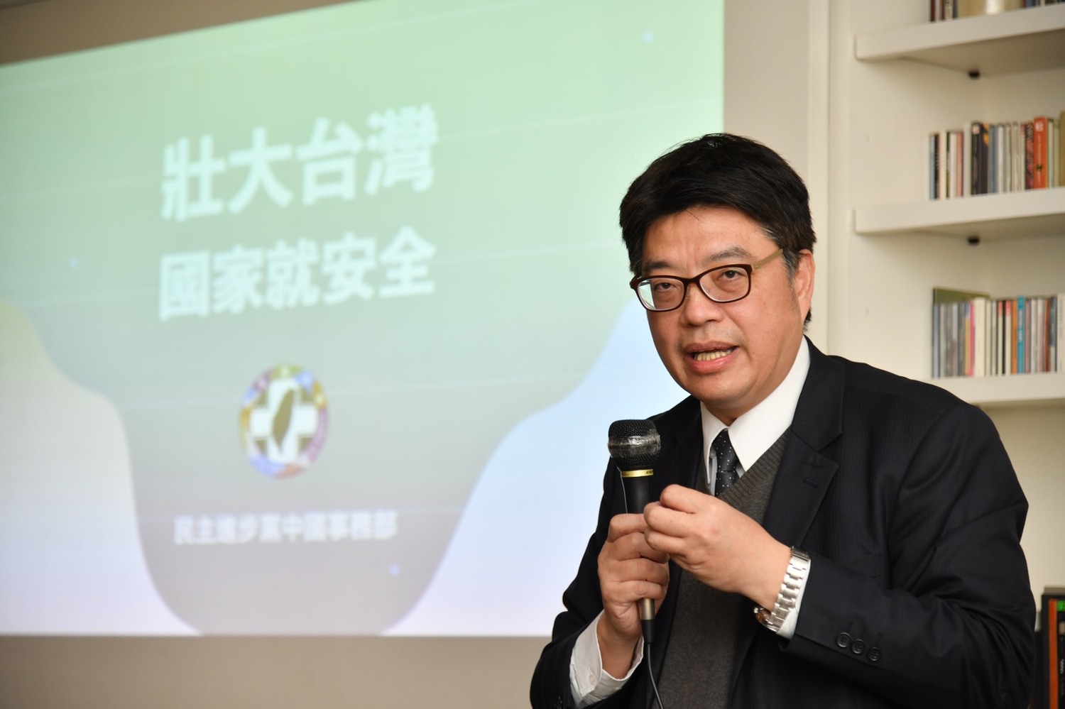 民進黨今(20)天舉辦「壯大台灣,國家就安全」台南場座談會,陸委會副主委兼發言人邱垂正點出中共對香港的政策。 圖:民進黨提供 民進黨今(20)天舉辦「壯大台灣,國家就安全」台南場座談會,陸委會副主委兼發言人邱垂正點出中共對香港的政策。 圖:民進黨提供