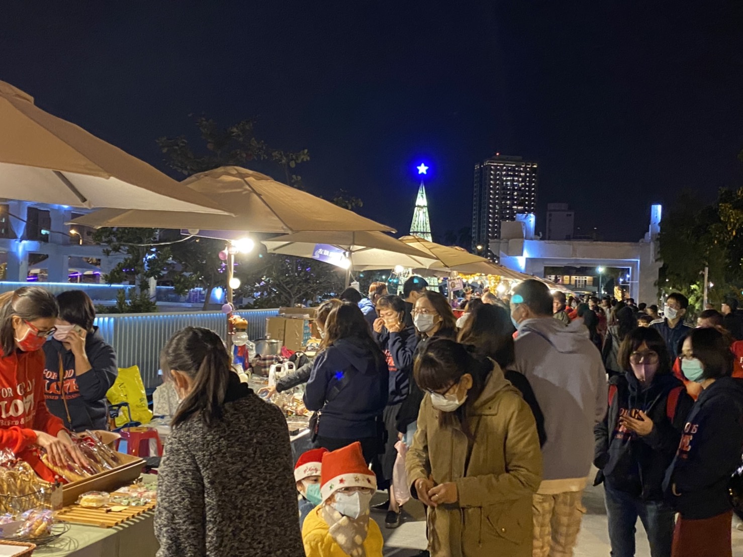 聖誕市集人潮絡繹不絕。 圖:台南市觀旅局/提供 聖誕市集人潮絡繹不絕。 圖:台南市觀旅局/提供