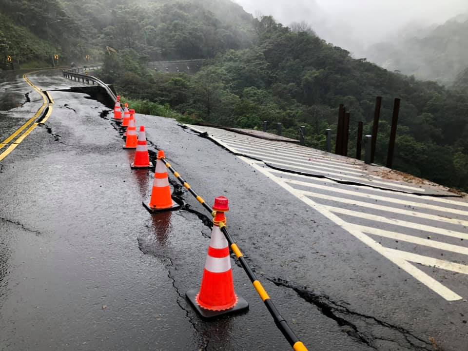 陽金公路坍方持續封閉！路基陷落60公尺連夜大雨施工困難