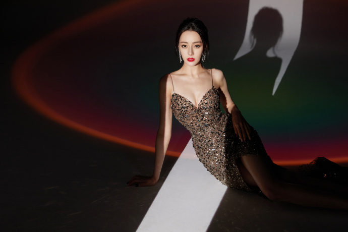 突破尺度！迪麗熱巴連換2套「深V高衩」 美腿美背全看光