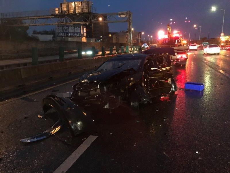 國道2號5車連環撞  26歲男子送醫不治