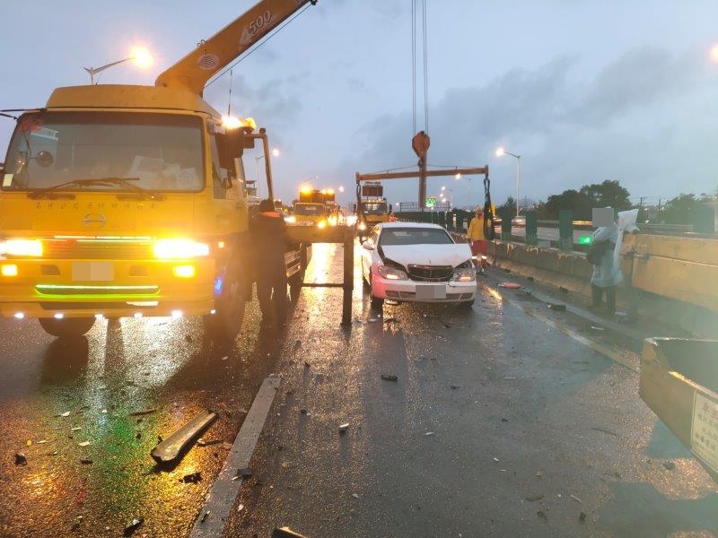 國道2號5車連環撞  26歲男子送醫不治