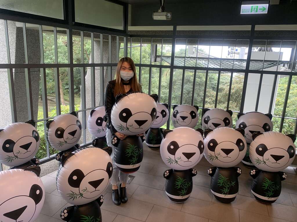 纜動物園站及貓空站大廳,設置一群充氣貓熊玩偶供大家打卡拍照。 圖:取自台北旅遊網 纜動物園站及貓空站大廳,設置一群充氣貓熊玩偶供大家打卡拍照。 圖:取自台北旅遊網