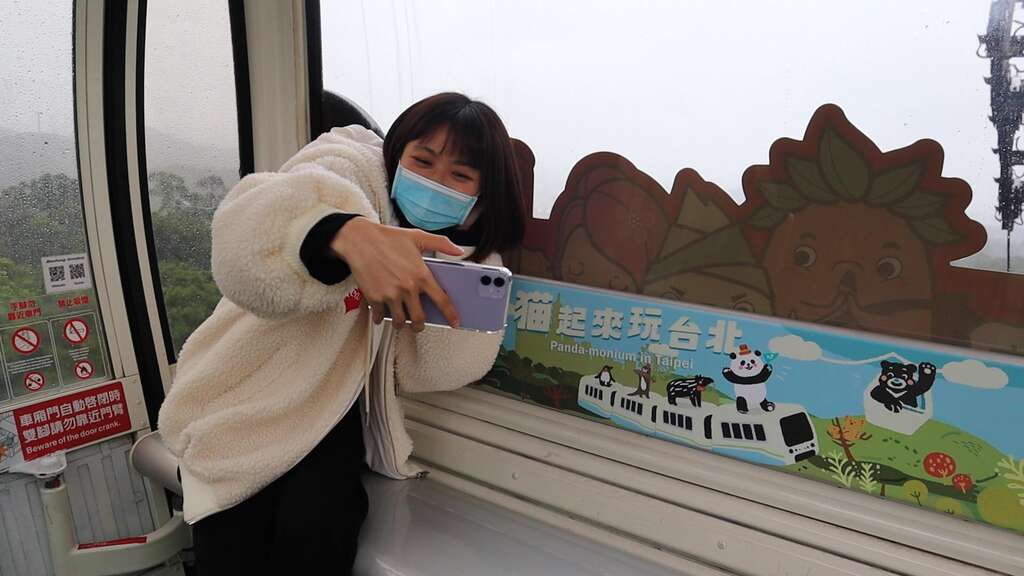 和貓纜車廂椅背上的「貓熊意象貼紙」拍照打卡,就可以拿到和貓空商圈活動合作的優惠好康。 和貓纜車廂椅背上的「貓熊意象貼紙」拍照打卡,就可以拿到和貓空商圈活動合作的優惠好康。