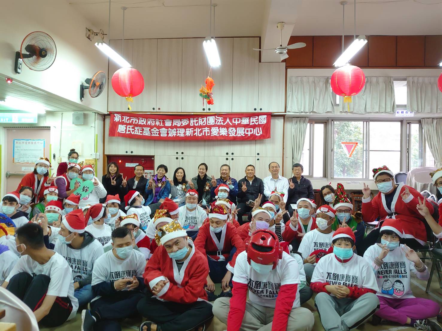 新北市議長蔣根煌等一行人與愛樂發展中心院童合影。 圖:新北市議會提供 新北市議長蔣根煌等一行人與愛樂發展中心院童合影。 圖:新北市議會提供