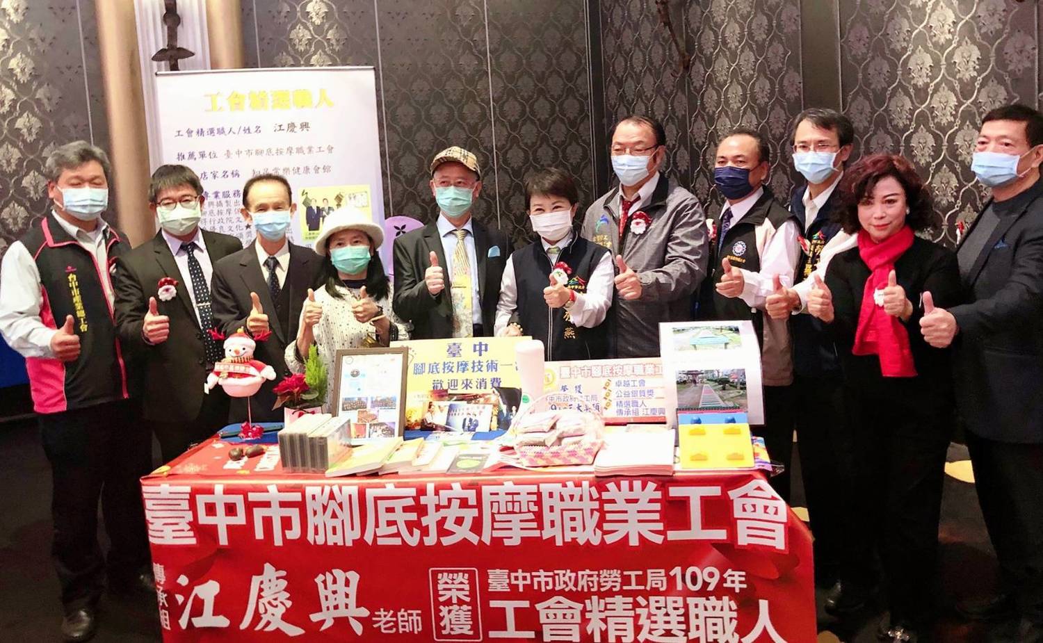 台中市長盧秀燕視察各工會攤位。 圖:台中市政府/提供 台中市長盧秀燕視察各工會攤位。 圖:台中市政府/提供