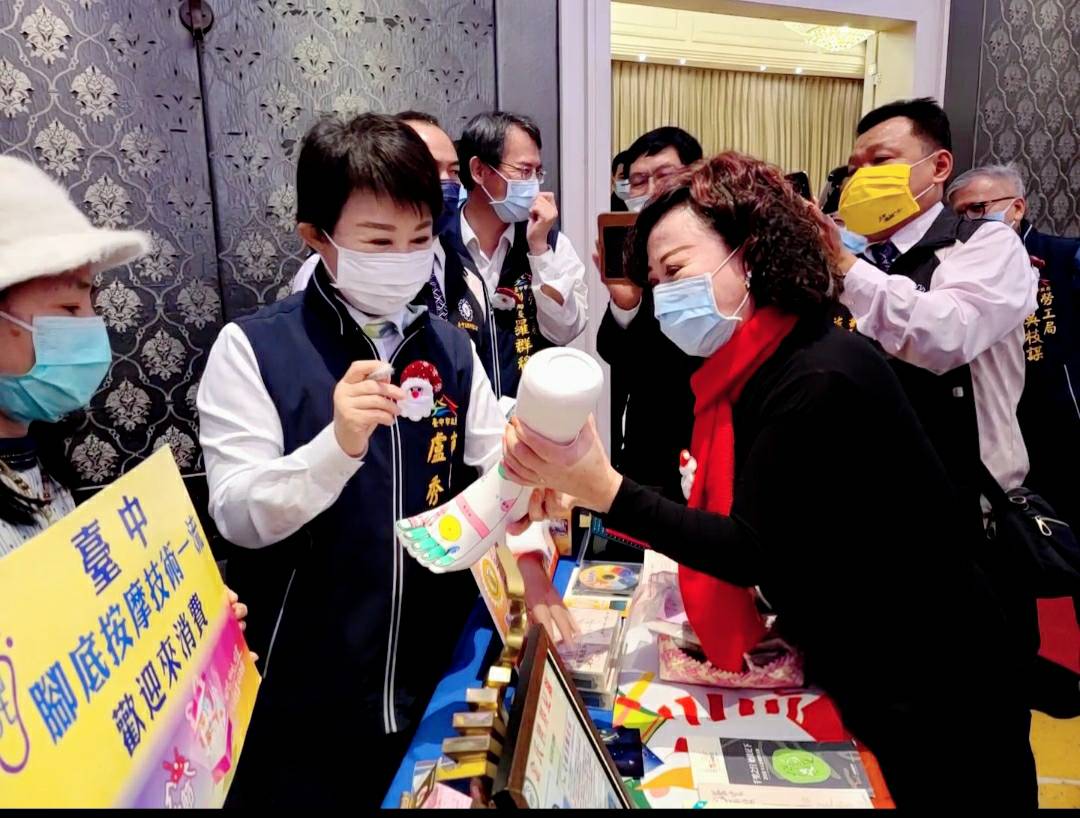 台中市長盧秀燕視察各工會攤位。 圖:台中市政府/提供 台中市長盧秀燕視察各工會攤位。 圖:台中市政府/提供