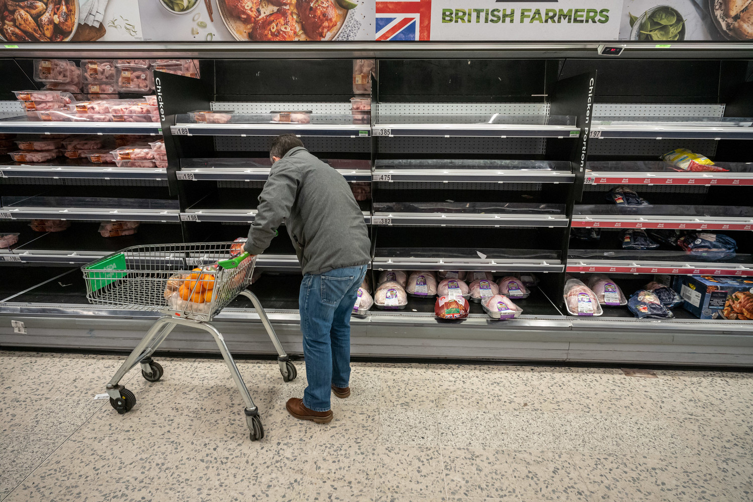 由于英国新冠肺炎变种病毒引发的疫情扩散，英国居民抢购食物，许多超市的的货架已被清空。   图 : 翻摄自澎派新闻(photo:NewTalk)